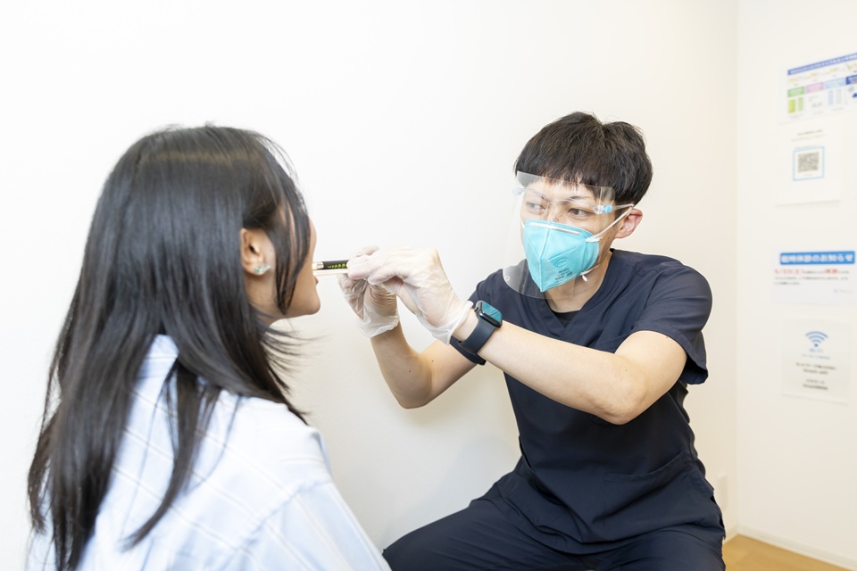 医師による問診・診察を行う